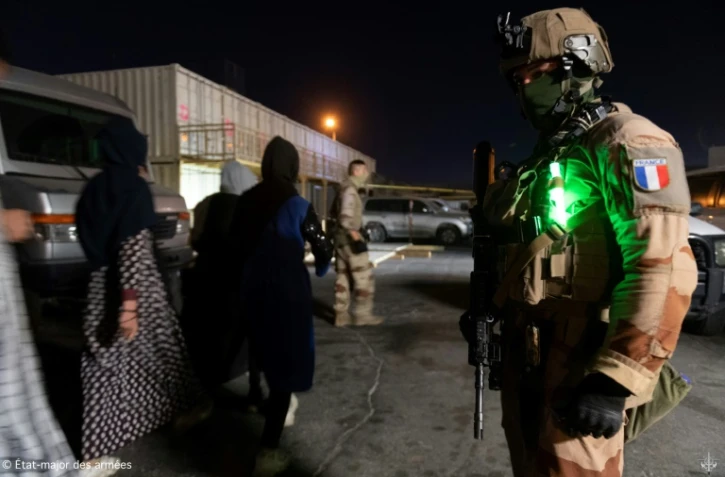 Photographie fournie par l'Etat-major des Armées français le 24 août 2021 montrant un soldat français surveillant une évacuation à l'aéroport de Kaboul 