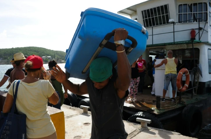 Des habitants de Granna Island évacués à l'approche de l'ouragan Matthew le 2 octobre 2016 à Santiago de Cuba