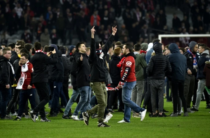 Scènes surréalistes de supporters lillois mécontents de leur équipe, sur la pelouse, à l'issue du match contre Montpellier, le 10 mars 2017 à Villeneuve-d'Ascq