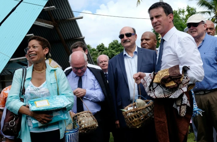 La ministre de l'Outre-mer George Pau-Langevin et le Premier ministre Manuel Valls le 1er mai 2016 à Lifou en Nouvelle Calédonie