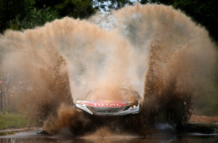 Le pilote Peugeot Sébastien Loeb, sur la route de la première étape du Dakar-2017 vers Resistencia, le 2 janvier