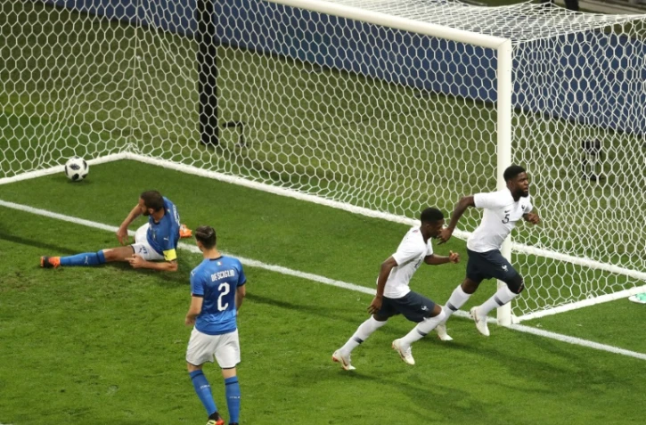Le défenseur français Samuel Umtiti (d) buteur lors du match amical face à l'Italie à Nice le 1er juin 2018 