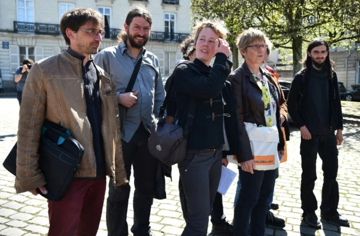 Des membres d'une délégation d'occupants de la ZAD de Notre-Dame-des-Landes arrivent pour une réunion avec la préfète des Pays de la Loire et le ministre de la Transition écologique le 18 avril 2018 à Nantes