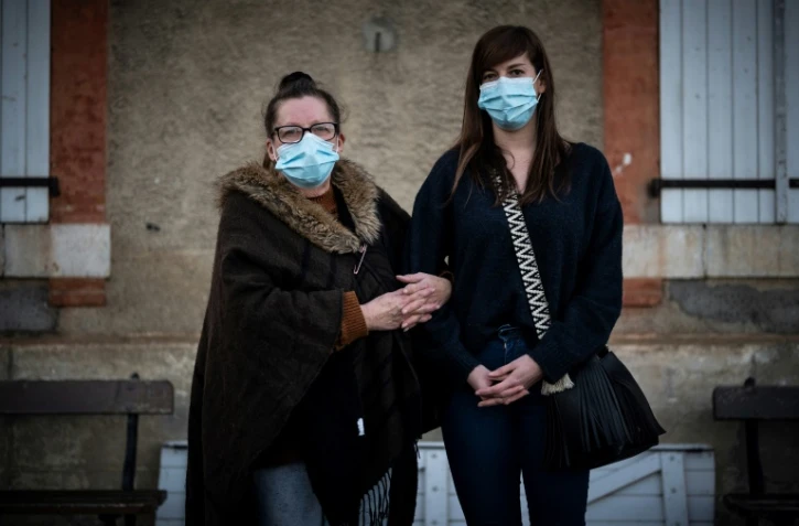 Nadine et sa fille Emmanuelle, photographiées devant le local du Secours populaire le 23 novembre 2020 à Saint-Gaudens