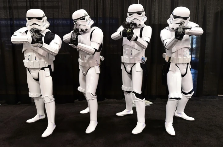 Des fans de la saga "Star Wars" déguisés en soldats impériaux lors d'une convention le 16 avril 2015 à Anaheim, en Californie.