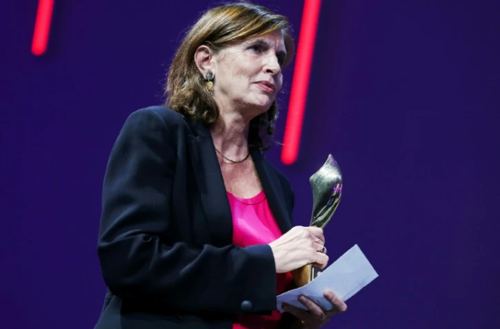 Michèle Léridon, directrice de l'information de l'AFP, reçoit pour le photographe Mahmoud Hams le prix Bayeux-Calvados "Trophée photo - Prix Nikon" pour son travail "Affrontements à la frontière avec Gaza", le 13 octobre 2018 à Bayeux