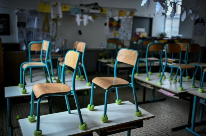 Des chaises sont disposées sur les tables d'une salle de classe vide, le 30 avril 2020 à Paris