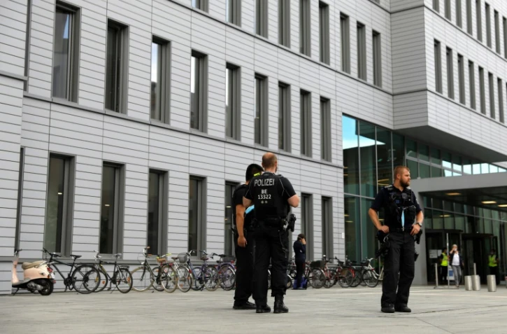 Des policiers devant l'entrée de l'hôpital de la Charité où est soigné l'opposant russe Alexeï Navalny, le 24 août 2020 à Berlin