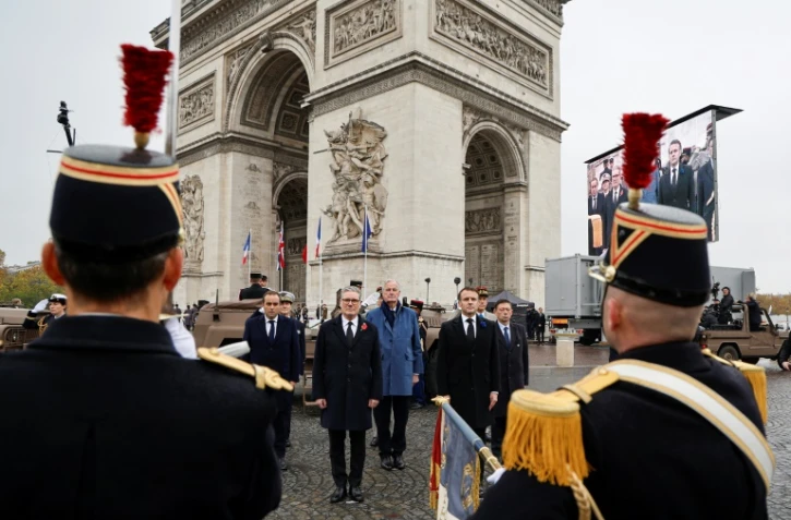 Le ministre des Armées Sébastien Lecornu, le Premier ministre britannique Keir Starmer, le Premier ministre Michel Barnier et le président Emmanuel Macron (de GàD) lors des commémorations marquant le 106e anniversaire de l'armistice du 11 novembre 1918