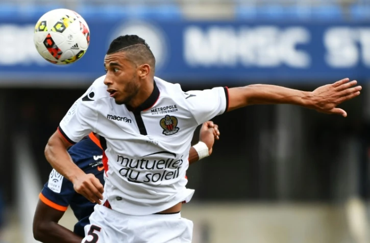 La recrue de Nice Younes Belhanda reprend un ballon de la tĂŞte face Ă Montpellier, le 18 septembre 2016 Ă La Mosson