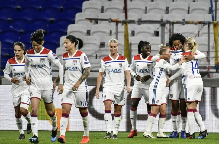 Wendie Renard (d) félicitée par ses coéquipières après son but pour Lyon face à Wolfsbourg, en Ligue des champions, le 20 mars 2019