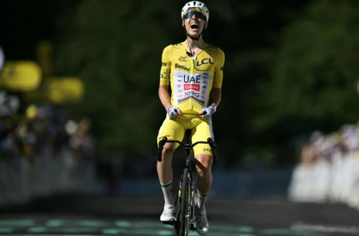 Le maillot jaune Tadej Pogacar franchit en vainqueur la ligne d'arrivée de la 10e étape du Tour de France, au Lioran, le 14 juillet 2026
