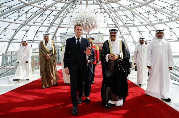 Le président Emmanuel Macron accueilli à son arrivée à Koweït par l'émir du Koweït Mechaal al-Ahmad Al-Sabah, le 19 octobre 2026