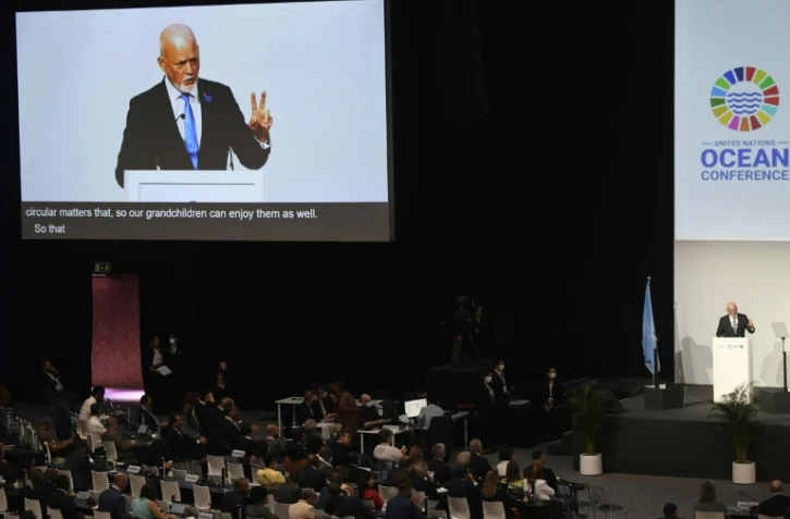 l'envoyé spécial pour l&rsquo;océan des Nations unies, Peter Thomson, lors de la session de clôture de la conférence pour la préservation des Océans, le 1er juillet 2022 à Lisbonne 