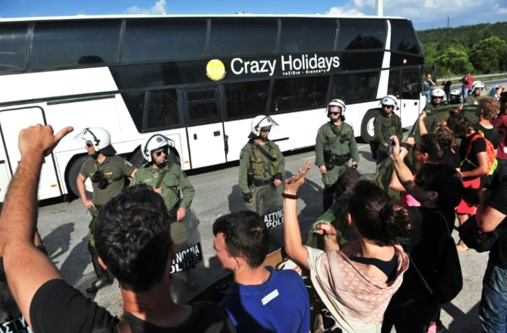 Migrants et réfugiés quittent en bus le 24 mai 2016 le camp d'Idomeni en Grèce
