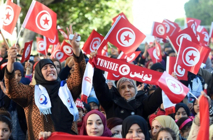 Des Tunisienness défilent avenue Bourguiba pour marquer le 5e anniversaire de la révolution de 2011, le 14 janvier 2016 à Tunis