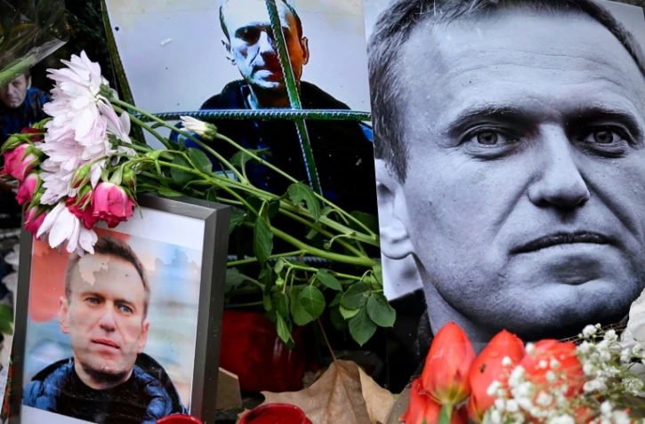 Des fleurs déposées autour de portraits de l'opposant russe Alexeï Navalny, mort en prison, le 23 février 2024 à Francfort, en Allemagne