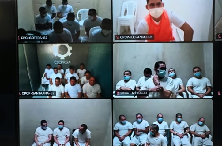 Montage d'images diffusé par le bureau du procureur général du Salvador, le 1er avril 2026, montrant des prisonniers détenus dans différentes prisons, lors d'un procès collectif en ligne enregistré au Centre judiciaire de lutte contre le crime organisé, à Soyapango, au Salvador, le 23 mars 2026
