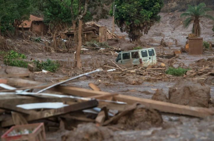Le village de Bento Rodrigues touché par un tsunami de déchets miniers boueux après la rupture d'un barrage de la compagnie Samarco, le 8 novembre 2015 au Brésil