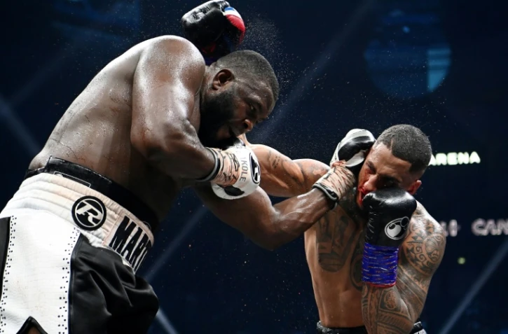 Le poids lourd français Tony Yoka échange des coups avec leCongolais Martin Bakole durant leur combat à Paris, le 14 mai 2022 