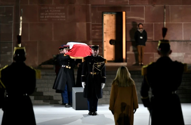 Des soldats portent le cercueil de Missak Manouchian, lors d'une veillée au Mont Valérien à Suresnes, près de Paris, à la veille de son entrée au Panthéon, le 20 février 2024
