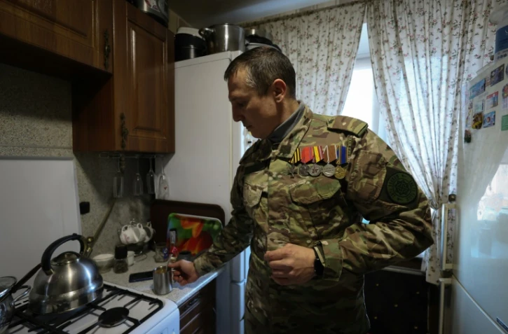 Iouri, employé dans une école privée, qui a participé à l'action militaire russe en Ukraine en tant qu'opérateur radio, prépare du thé dans la cuisine de son appartement à Istra, dans la région de Moscou, le 7 février 2025