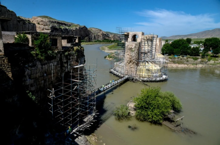 Une vue générale de Hasankeyf en Turquie et ses ruines antiques et minarets entourés des eaux du Tigre, le 12 mai 2017