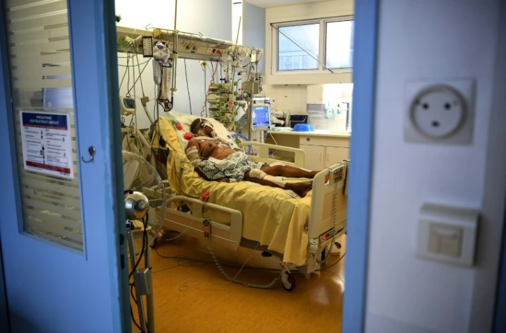 Un patient atteint du Covid-19 placé sous respiration artificielle en soins intensifs à l'hôpital Cochin de l'AP-HP à Paris, le 18 mars 2021