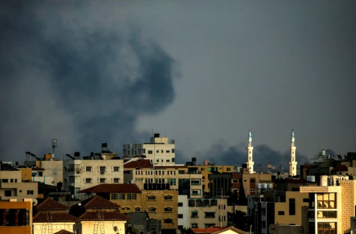 Un panache de fumée après des bombardements israéliens à Gaza, le 20 juillet 2018