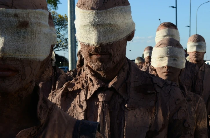 Performance des Brésiliens de Desvio Coletivo en 2016 à Brasilia. Ils seront à Aurillac pour l'édition 2018 du festival de théâtre de rue