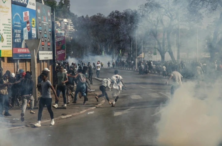 Les forces de sécurité tirent des gaz lacrymogènes pour disperser les manifestants, le 4 octobre 2025 à Antananarivo, à Madagascar