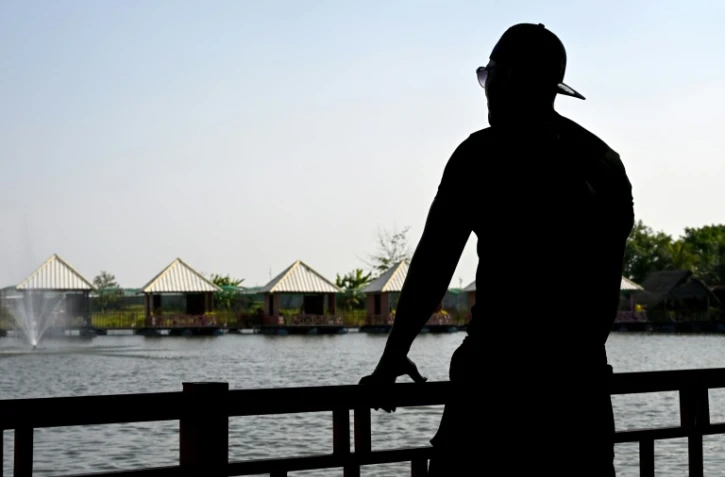Le Cambodgien Pheap Rom sur la terrasse d'un restaurant à Phnom Penh, le 30 mars 2026