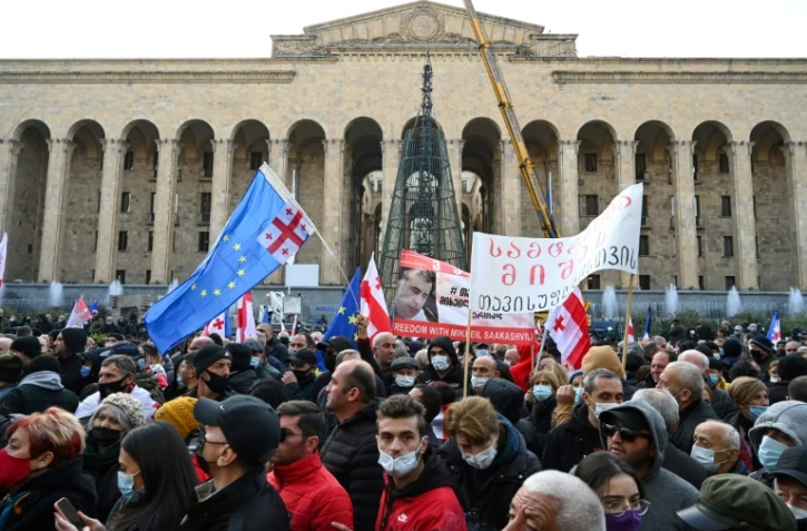 Des manifestants réclament la libération de l'ex-président géorgien Mikheïl Saakachvili, en grève de la faim dans un hôpital pénitentiaire, le 19 novembre 2021 à Tbilissi
