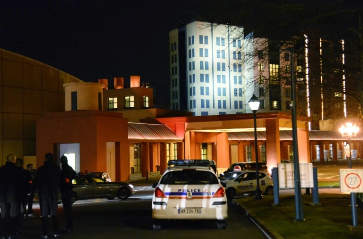 Des voitures de police le 28 janvier 2016 devant l'hôtel du parc d'attractions Disneyland Paris où un homme a été arrêté avec des armes et un coran