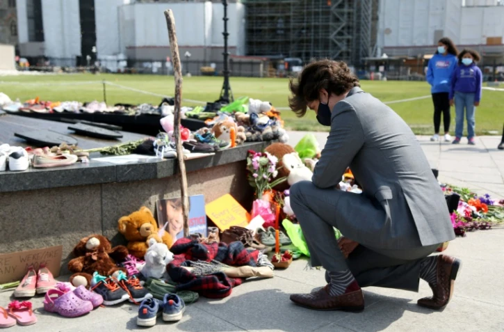 Le Premier ministre canadien Justin Trudeau rend hommage aux enfants dont les restes ont été retrouvés près d'un pensionnat en Colombie-Britannique, devant le mémorial érigé sur la colline du Parlement à Ottawa, Canada, le 1er juin 2021