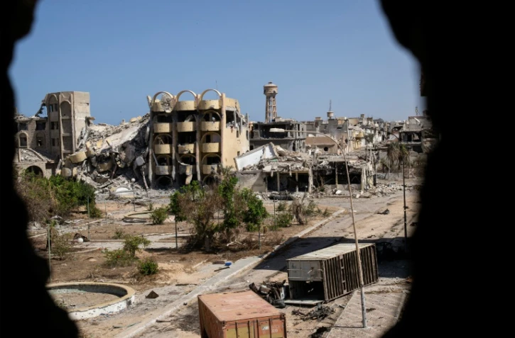 Vue d'immeubles détruits après des combats dans un quartier de Syrte, dernier bastion du groupe Etat islamique (EI) que tente de reprendre depuis cinq mois le gouvernement libyen d'union nationale, le 29 septembre 2016