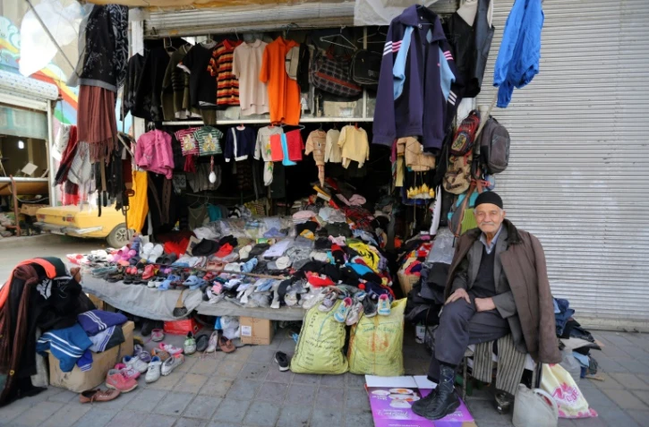 Un iranien devant sa boutique à Jeyhoon dans le quartier sud de Téhéran, le 21 février 2016