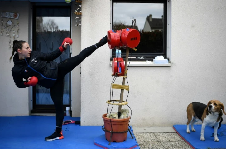La karatéka française Alexandra Recchia s'entraîne dans son jardin de L'Haÿ-les-Roses (Val-de-Marne) le 3 avril 2020