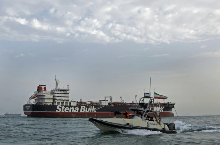 Des Gardiens de la Révolution iraniens patrouillent autour du pétrolier Stena Impero, battant pavillon britannique et saisi par l'Iran, ancré au large du port de Bandar Abbas dans le sud de l'Iran, le 21 juillet 2019