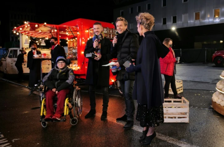 Une photo fournie par France Télévision montre l'artiste Matt Pokora (2G) et l'animateur Damien Thevenot (2D) lors du Téléthon 2020 le 4 décembre 2020 à Paris 