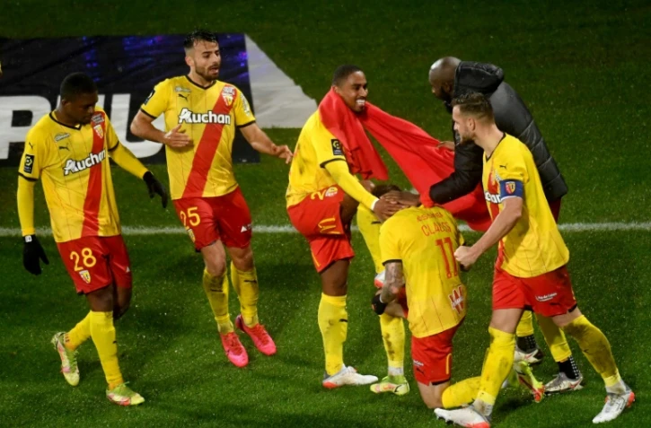 Les joueurs lensois félicitent Wesley Saïd (genou à terre) qui vient de marquer l'unique but du match contre Rennes, le 8 janvier 2022 à Lens