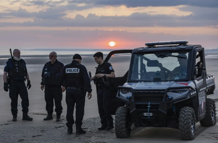 Des policiers français patrouillent sur une plage du Nord, pour empêcher les départs de migrants à travers la Manche vers l'Angleterre, à Gravelines, le 20 juillet 2024