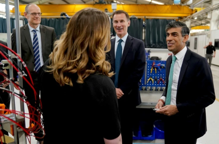 De gauche à droite: le PDG de Siemens Healthineers Bernd Montag, le ministre des Finances britannique Jeremy Hunt et le Premier ministre Rishi Sunak, lors d'une visite sur un site de l'entreprise, près d'Oxford, le 10 mai 2024