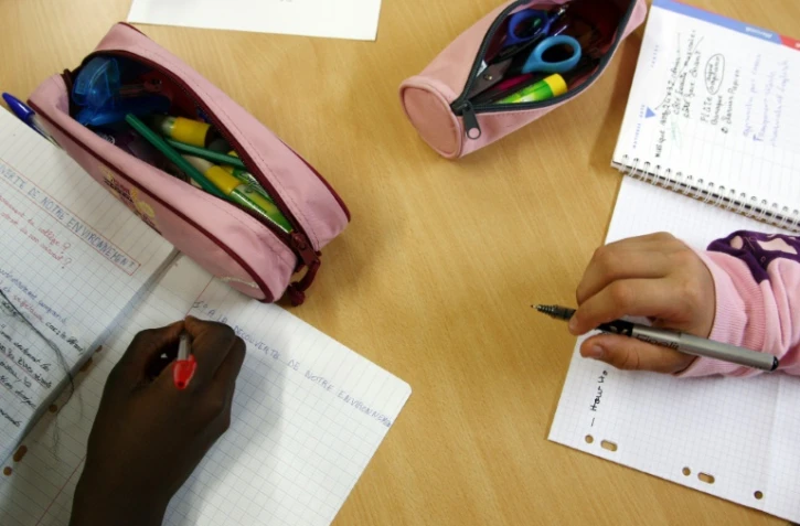 Des élèves du collège Robert-Desnos font leurs devoirs de classe alors qu'ils bénéficient du soutien scolaire, le 17 septembre 2007 à Orly, près de Paris