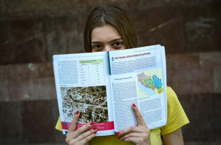 Andjela Babovic, lycéenne à Belgrade, montre les pages d'un livre d'Histoire, le 24 juin 2016 dans la capitale serbe