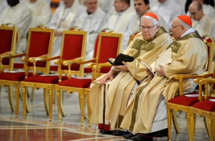 Le cardinal américain Bernard Law (g), le 17 avril 2014 à la Basilique Saint-Pierre de Rome, au Vatican
