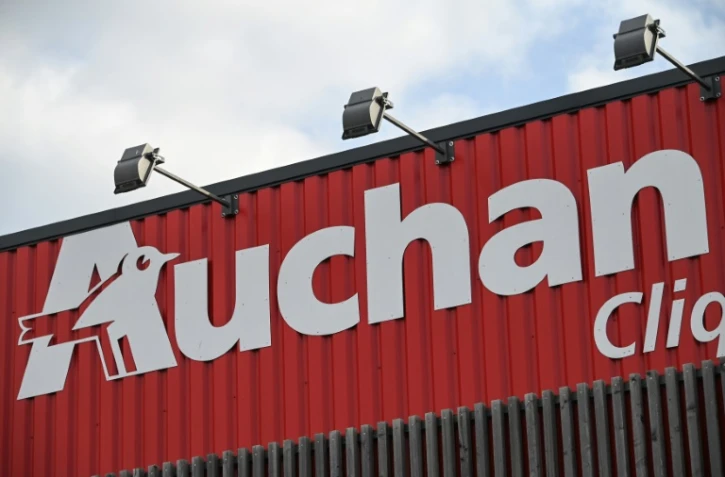 Le distributeur Auchan, longtemps fleuron de la galaxie Mulliez, connaît des difficultés depuis plusieurs années et s'apprête à présenter mardi aux représentants de ses salariés en France un projet de plan social d'ampleur