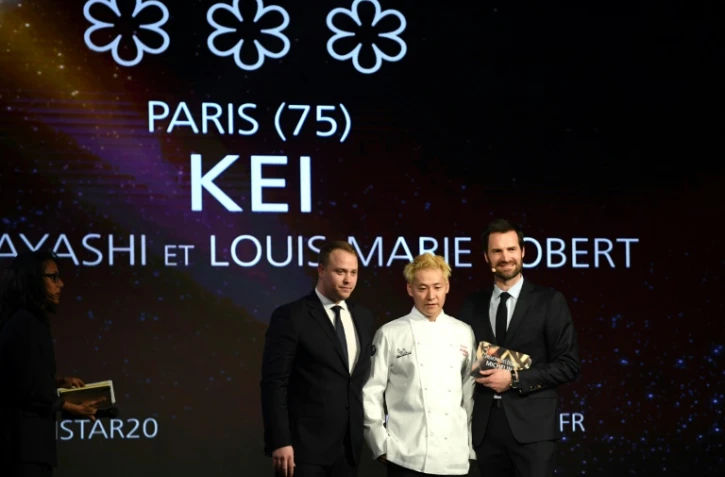 Le dirigeant du Michelin Gwendal Poullennec (à droite) avec le chef japonais Kei Kobayashi (au centre) à Paris le 27 janvier 2020
