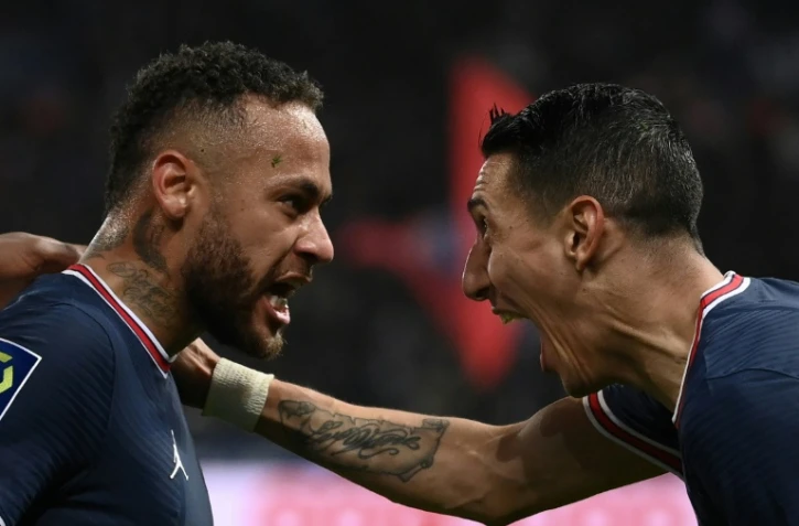 La joie du milieu de terrain argentin du Paris Saint-Germain Angel Di Maria (d), félicité par l'attaquant brésilien Neymar, après avoir marqué le 2e but face à Lille, lors de leur match de Ligue 1, le 29 octobre 2021 au Parc des Princes