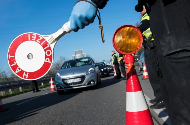 La police allemande contrôle les véhicules à l'entrée sur son territoire à Huningue (est de la France), le 16 mars 2020